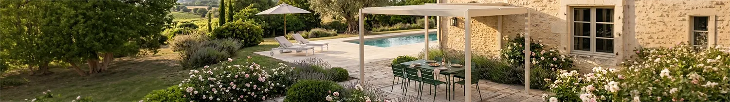 pergola tendance 2026 en aluminium couleur crème sur une terrasse complète