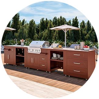 Cuisine extérieure modulable en bois avec barbecue intégré et parasol sur terrasse en bois