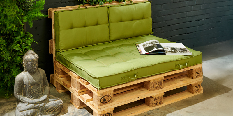 Salon de jardin en palettes avec coussins pour palette matelassés vert