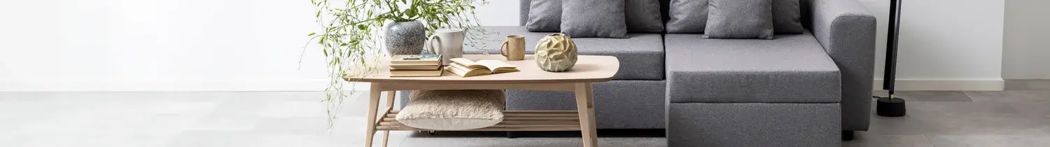 table basse effet bois avec canapé gris