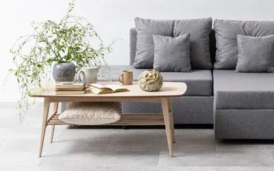 table basse effet bois avec canapé gris