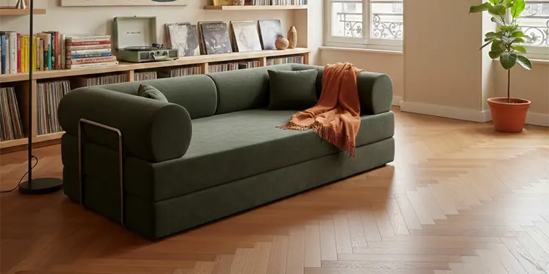 Canapé convertible 2 places coloris vert avec des coussins modulables