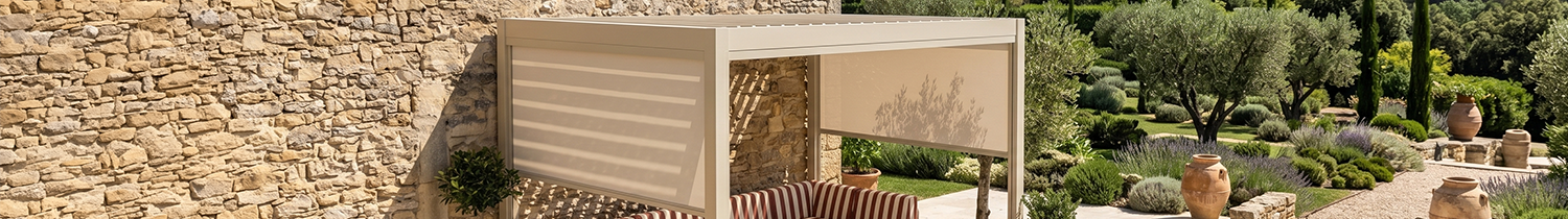 pergola bioclimatique autoportée en aluminium beige couvrant un salon de jardin modulable