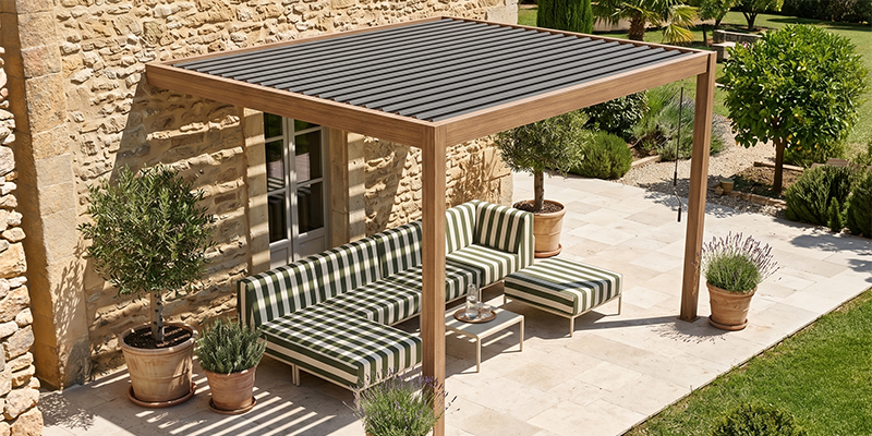 Pergola bioclimatique 4x3m en aluminium effet bois avec un salon de jardin modulable vert kaki rayé