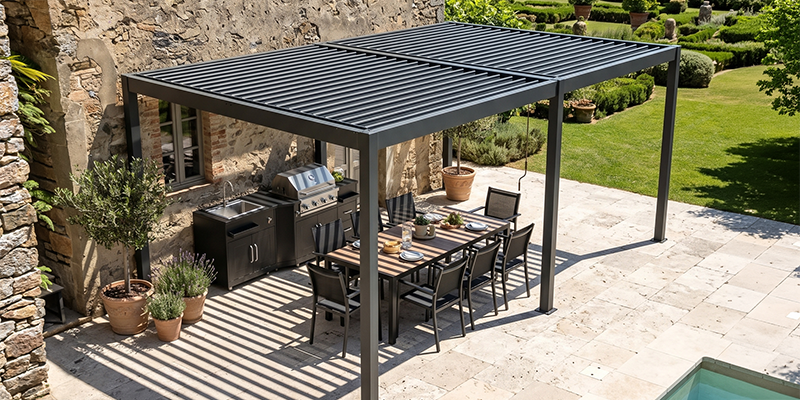 Pergola bioclimatique 6x3m en aluminium gris avec un ensemble extérieur et une cuisine extérieure