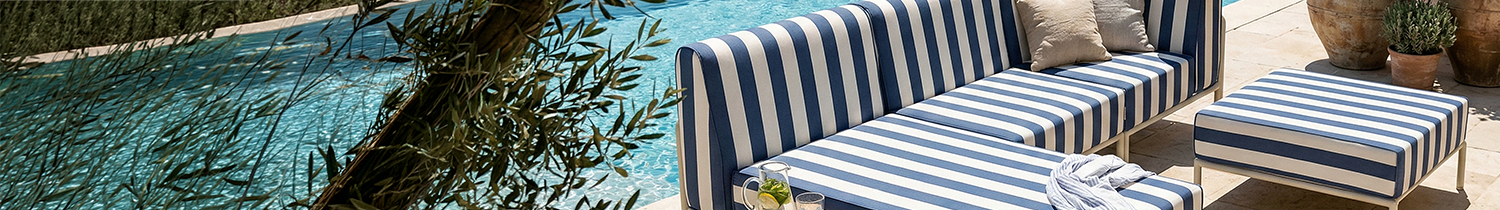 salon de jardin bas modulable rayé bleu et blanc proche d'une piscine