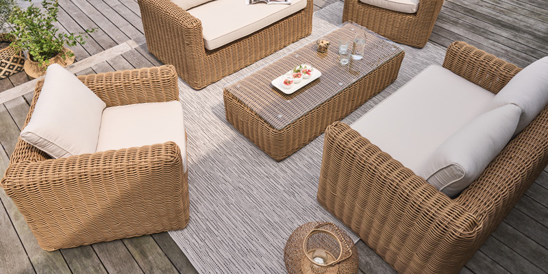 Tapis d'extérieur rectangulaire avec un salon de jardin