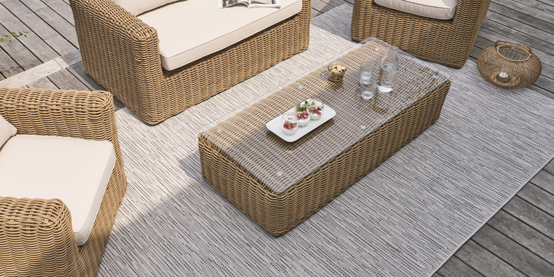 Salon de jardin bas avec tapis extérieur en décoration