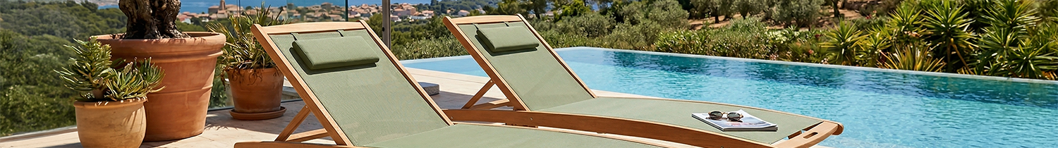 bains de soleil en bois inclinables avec roues coloris vert sauge au bord d'une belle piscine