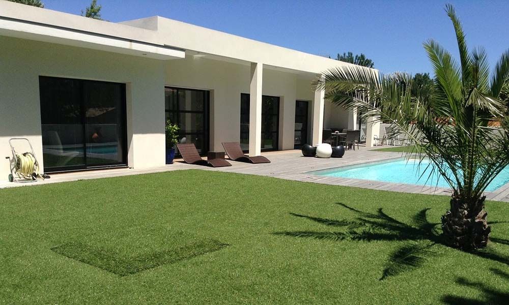 gazon synthétique piscine