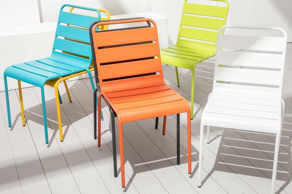 Chaise tout en plastique de différentes couleurs, pour extérieur