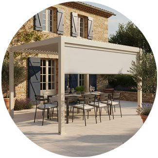 Pergola bioclimatique beige avec store et salon de jardin sur terrasse en pierre