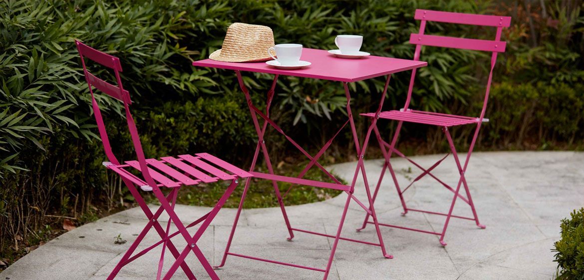 Table bistrot et 2 chaises pliantes roses