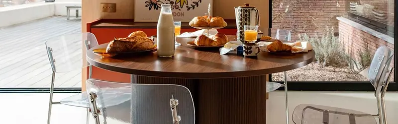 table à manger effet bois compacte ave chaises