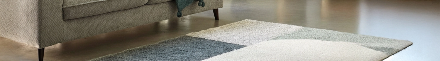 tapis à motifs géométriques avec canapé de salon