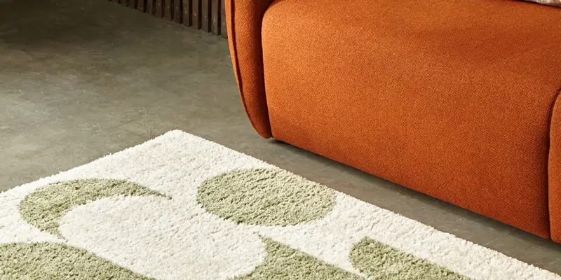 Tapis à motif géométrique à poils longs en polyester