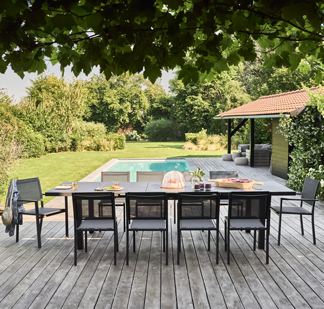 Une table de jardin pour les grandes familles