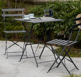 Se démarquer sur sa terrasse avec une table et chaise de jardin Rome