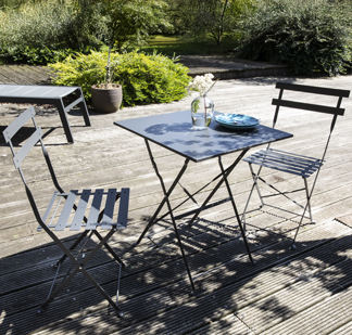 Se démarquer sur sa terrasse avec une table et chaise de jardin Rome