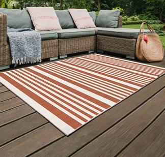Comment nettoyer un tapis d'extérieur de jardin ?