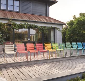 Mettez de la couleur dans votre jardin avec la chaise en métal Oviala