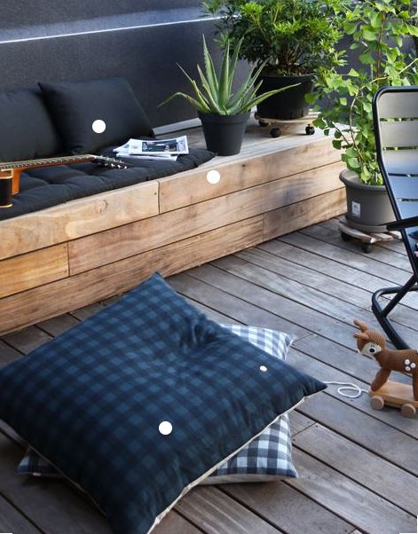 terrasse design en bois avec coussin