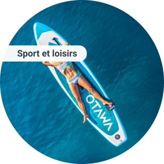 Photo d'une personne couchée sur un paddle en pleine mer