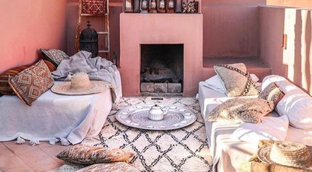 La décoration orientale depuis quelques saisons est à la pointe de la tendance dans nos intérieurs. Elle séduit les passionnés du style oriental et tous ceux qui veulent s’offrir une déco bohème chic !