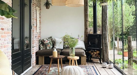 Le mobilier de jardin s'invite à l'intérieur et brouille les pistes avec la tendance slow déco. Découvrez nos idées déco pour un jardin d'hiver cosy et tendance !